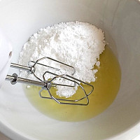 Bílky vyšlehejte ve vodní lázni s cukrem. Foto: Top recepty, Pavla Šmikmátorová