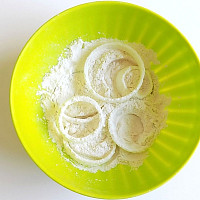Cibulové kroužky obalte v hladké mouce. Zdroj: Top recepty, Pavla Šmikmátorová