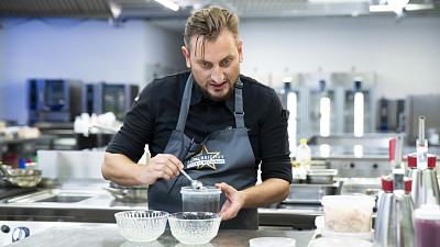 Šéfkuchař Salabky Petr Kunc se běhěm soutěže soustředil na každý svůj pohyb. Zdroj: Se souhlasem TV Nova.