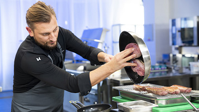 Šéfkuchař Salabky chystá kačeří prsa. Zdroj: Se souhlasem TV Nova