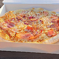 Pizza z automatu vyjede v klasické krabici. Zdroj: Se svolením společnosti Fizza