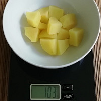 Ze 100 g syrových brambor dostaneme uvařením 103 g. Zdroj: Foto: se souhlasem Pavly Šmikmátorové