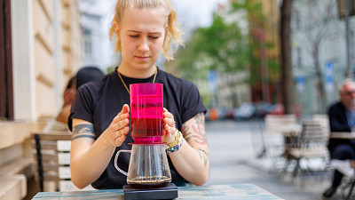 Kamila při přípravě překapávané kávy. Zdroj: Se svolením společnosti „doubleshot“