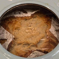 Remoska právě dopekla chleba. Zdroj: Sofa kink420 / wikimedia commons / CC BY-SA 4.0