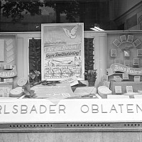 Stará prodejna oplatek v Karlových Varech Zdroj: Wikimedia Commons, By Stadtarchiv Eisenach, Bild 41.3 0512 / NN / CC-BY-SA, CC BY-SA 3.0 de