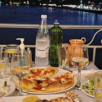Řecká večeře ve stylové taverně u moře. Nesmí chybět stáčené víno, tzatziky a salát. Taverna Flisvos, Parga. Zdroj: se souhlasem Kateřiny Panou