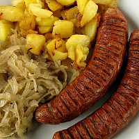 Bratwurst se zelím a bramborem Zdroj: Kobako / wikimedia commons / CC BY-SA 2.5