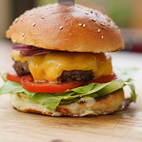 Klasický hovězí hamburger Zdroj: Toprecepty-Vimeo
