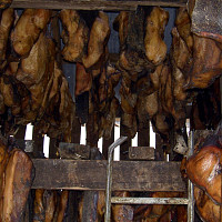 Islandský pokrm „hakarl“ neboli fermentovaný a sušený žralok. Zdroj: Chris 73 / Wikimedia Commons, CC BY-SA 3.0