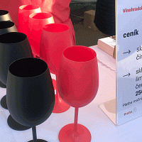 Barevné sklenice na víno za 250 Kč. Zdroj: Zdroj: Hana Malénková, Toprecepty