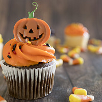 Muffiny s halloweenskou tematikou jsou často vyráběnou sladkostí. Zdroj: freepik