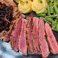 Rib eye steak se zelenými fazolkami a cibulkou Zdroj: Toprecepty.cz