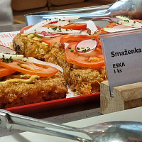 Malá studená smaženka s hořčicí, rajčaty a cibulí z poloviny krajíce chleba 33 Zdroj: Veronika KOKO Šmehlíková