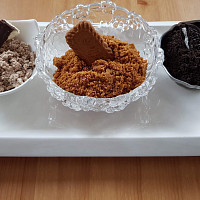 Rozmixované nebo nastrouhané sušenky tvoří základ krémů. Zdroj: Šárka Adámková, Toprecepty