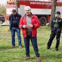 Dobrovolní hasiči přijímají rady od herce, který má velké zkušenosti s hubnutím. Zdroj: Se svolením FTV Prima