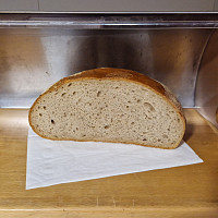 Kváskový chleba z pekárny v Kauflandu, první den v chlebovce. Zdroj: Šárka Adámková, Toprecepty