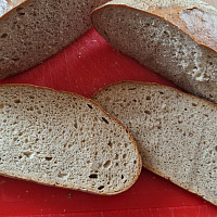Porovnání po 3 dnech. Vlevo chleba z Vrapáčku, vpravo z chlebovky. Zdroj: Šárka Adámková, Toprecepty