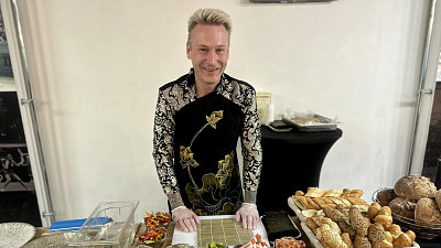 Lukáš Neckář se chystá na live přípravu barevného sushi. Zdroj: se souhlasem Lukáše Neckáře