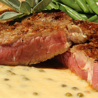 Rib eye steak s omáčkou z pečeného česneku (medium - medium rare) Zdroj: Toprecepty