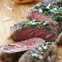 Striploin steak s pečenými steakovými hranolky Zdroj: Toprecepty