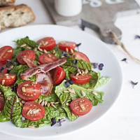 Zeleninový salát s hořčičným dresinkem, slaninou a slunečnicovými semínky Zdroj: Toprecepty