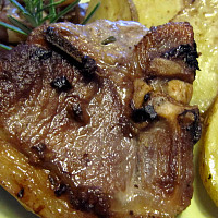 Jehněčí T-bone steak, na špenátovém lůžku s česnekem a restovanými brambory s tymiánem Zdroj: Toprecepty