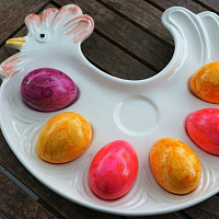I obyčejná nabarvená vajíčka se dají prezentovat velmi zajímavě. Zdroj: Pixabay, photosforyou