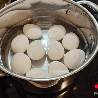 Při vkládání vajíček do vroucí vody kastrůlek na chvilku odstavte. Zdroj: Šárka Adámková, Toprecepty