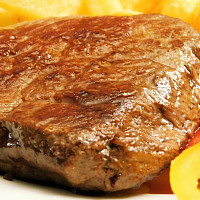 Hovězí steak s rozmarýnem a grilovanými brambory Zdroj: Toprecepty