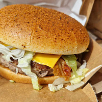 Burger sice nevypadá jako na reklamním obrázku, ale zachutná. Zdroj: Šárka Adámková / Toprecepty