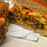 V hovězím burgeru je větší plátek masa než je zvykem a dostatek omáčky i zeleniny. Zdroj: Vilém Besser / Toprecepty