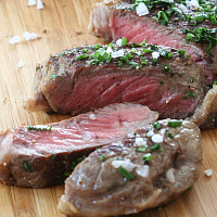 Striploin steak s pečenými steakovými hranolky Zdroj: Toprecepty