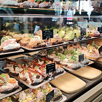 Dokonale nazdobené chlebíčky koupíte v bistru Hallernes Smørrebrød. Zdroj: Hana Malénková, Toprecepty