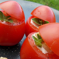 Rajčata s cizrnovým salátem Zdroj: Toprecepty