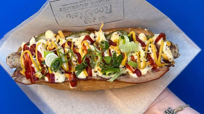 Mnoho chutí, domácí klobása a skvělá bageta, to je hot dog od Rooster Sausage Gourmet. Zdroj: Se souhlasem Hany Kohoutové