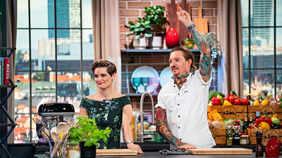 Přemek Forejt ve své kuchyni uvítal i farářku Martinu Viktorii Kopeckou. Zdroj: se souhlasem TV NOVA