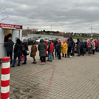 Fronty u stánků rostou každý den a v každém počasí. Zdroj: Se souhlasem Josefa Darvaše