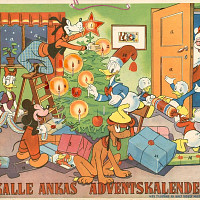 Disney kalendář Zdroj: Wikimedia Commons, By WaltDisney Mickey Mouse AB Sthlm, Gotlands museum - https://digitaltmuseum.se/0210213434309/adventskalender-julkalender, CC BY 4.0