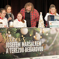 Studentky střední školy zadělávaly těsto a Josef Maršálek s Terezou Bebarovou vše komentovali. Zdroj: Šárka Adámková, Toprecepty