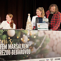 Jak má vypadat správně připravené těsto na perníčky, na to dohlížel Josef zblízka. Zdroj: Šárka Adámková, Toprecepty