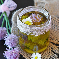 Pažitkové květy Zdroj: Pixabay, RitaE