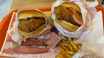 Šťavnaté kuřecí maso a chutná máslová brioška to je Chicken sandwich. Zdroj: Toprecepty