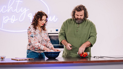 Jahody jsou pro pečení ideální, to si dobře uvědomují Tereza Bebarová a Josef Maršálek. Zdroj: se souhlasem České televize, Marie Anna Baráková
