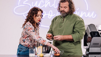 Příprava jahodových řezů v pořadu Buchty po ránu Zdroj: se souhlasem České televize, Marie Baráková