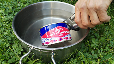 Surströmming se doporučuje otvírat pod vodou. Zdroj: Hana Malénková, Toprecepty
