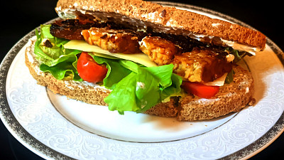 https://www.toprecepty.cz/recept/68816-grilovane-vegetarianske-tempeh-sendvice/ Zdroj: Toprecepty