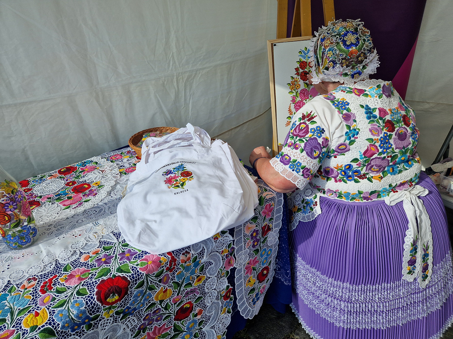 Čardáš, guláš a fronta na fantastický langoš za 100 Kč: Na pražské náplavce se koná maďarský festival Náplavkőőő