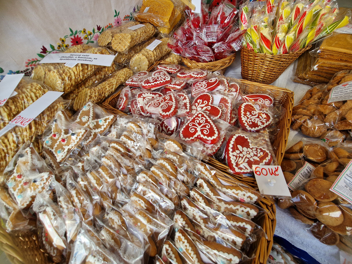 Čardáš, guláš a fronta na fantastický langoš za 100 Kč: Na pražské náplavce se koná maďarský festival Náplavkőőő