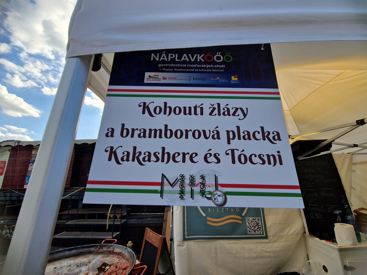 Čardáš, guláš a fronta na fantastický langoš za 100 Kč: Na pražské náplavce se koná maďarský festival Náplavkőőő