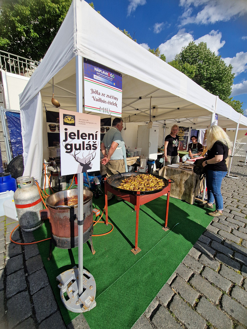 Čardáš, guláš a fronta na fantastický langoš za 100 Kč: Na pražské náplavce se koná maďarský festival Náplavkőőő